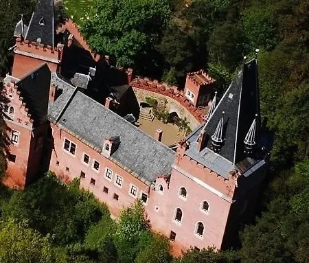 Dum Pro Hosty - Zamek Cerveny Hradek U Sedlcan Janov (Pribram)